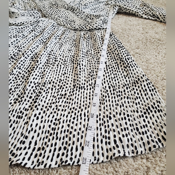 PrettyLittleThing Dalmation Polka Dot V-Neck Mini Dress - Picture 8 of 8